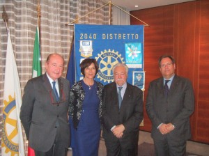 L'ingegner Pasquale Pistorio al centro, a fianco del presidente Carla Redaelli; a sinistra l’ospite Mario Romano Negri, presidente della Fondazione della Provincia di Lecco onlus; a destra l’incoming Mauro Piatti.