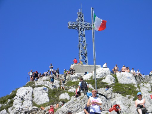 Vetta Resegone croce e bandiera