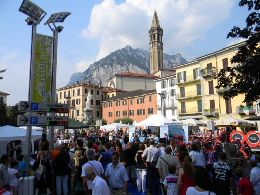 lecco piazza cermenati con gente