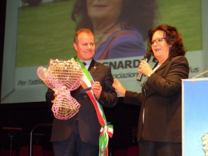 Benemerenze-San-Nicolo-2011-56-Anna-Bignardi-e-sindaco-Brivio