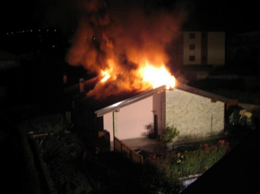 Villetta che brucia