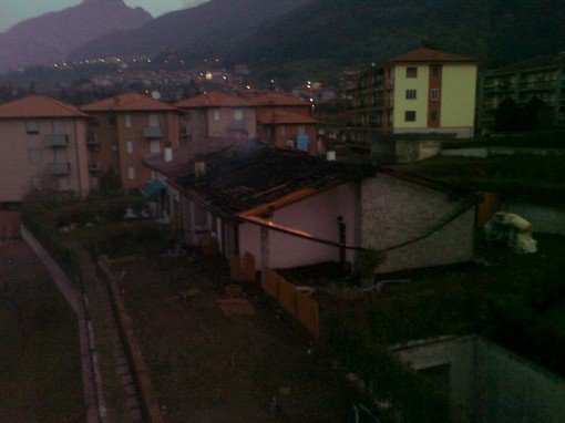 Villetta che brucia fuoco spento