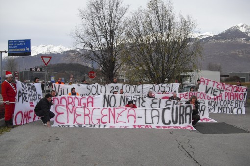 protesta automedica striscioni