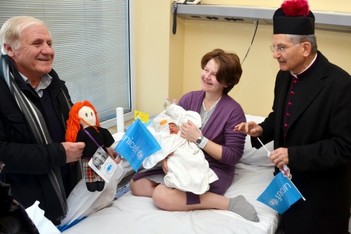 MONS. CECCHIN E RAPPRESENTANTI UNICEF PORGONO GLI AUGURI AI PRIMI E ULTIMI NATI DEL 2011 E 2012 - NELLA FOTO ACHILLE LENZONI, PRIMO NATO DEL 2012