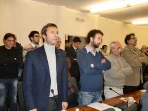 In primo piano a sinistra Giancarlo Valsecchi durante il minuto di silenzio