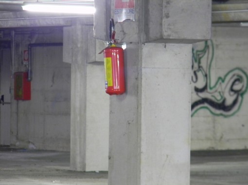 Parcheggio tribunale e cimitero di castello (12) estintore