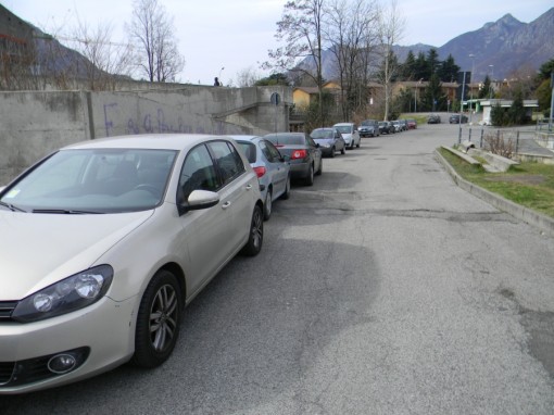 Parcheggio tribunale e cimitero di castello (3) sosta vietata