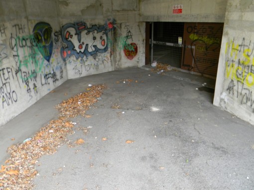 Parcheggio tribunale e cimitero di castello (5) ingresso