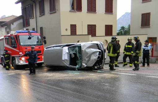 Incidente San Giovanni auto ribaltata (4)