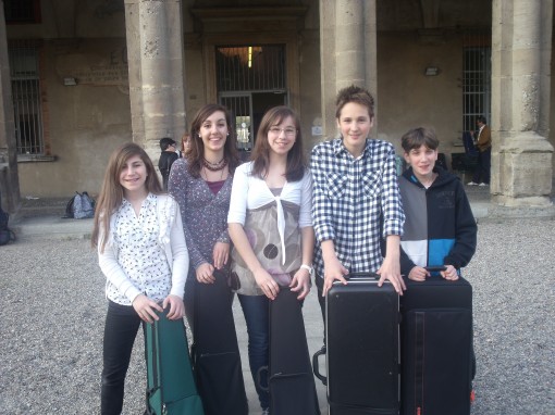 Sono da sinistra le violiniste Chiara Folli, Cecilia Andreotti (ex allieva di violino presso la scuola Stoppani e ora frequentante il neo-nato liceo musicale lecchese), Ilenia Lomboni e i sassofonisti Manuel Martinelli e Coppola Giorgio.