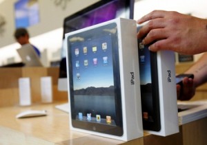 Apple iPads are prepared for purchase during an iPad launch event at the Apple retail store in San Francisco, California April 3, 2010.  Apple Inc's iPad hits store shelves on Saturday after months of intense buzz, giving shoppers their first chance to decide whether the tablet device is worth all the breathless publicity. REUTERS/Robert Galbraith  (UNITED STATES - Tags: SCI TECH BUSINESS)