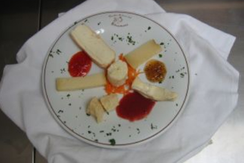 Piatto formaggi esposito