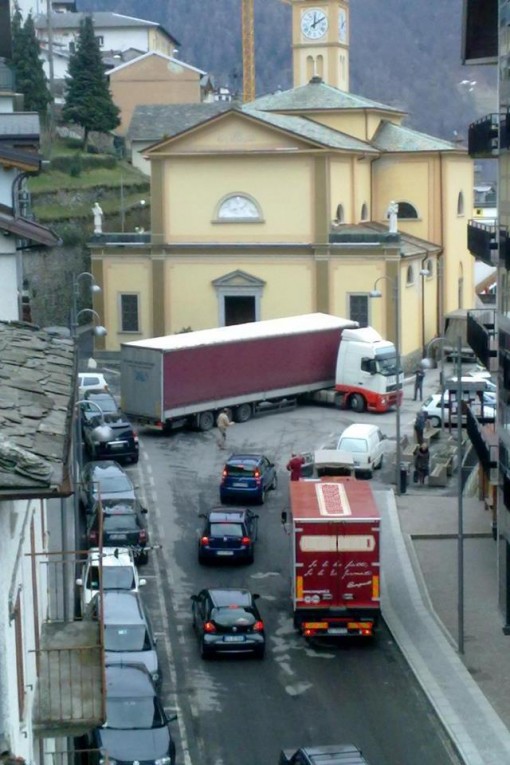 Camion Incastrato a Premana