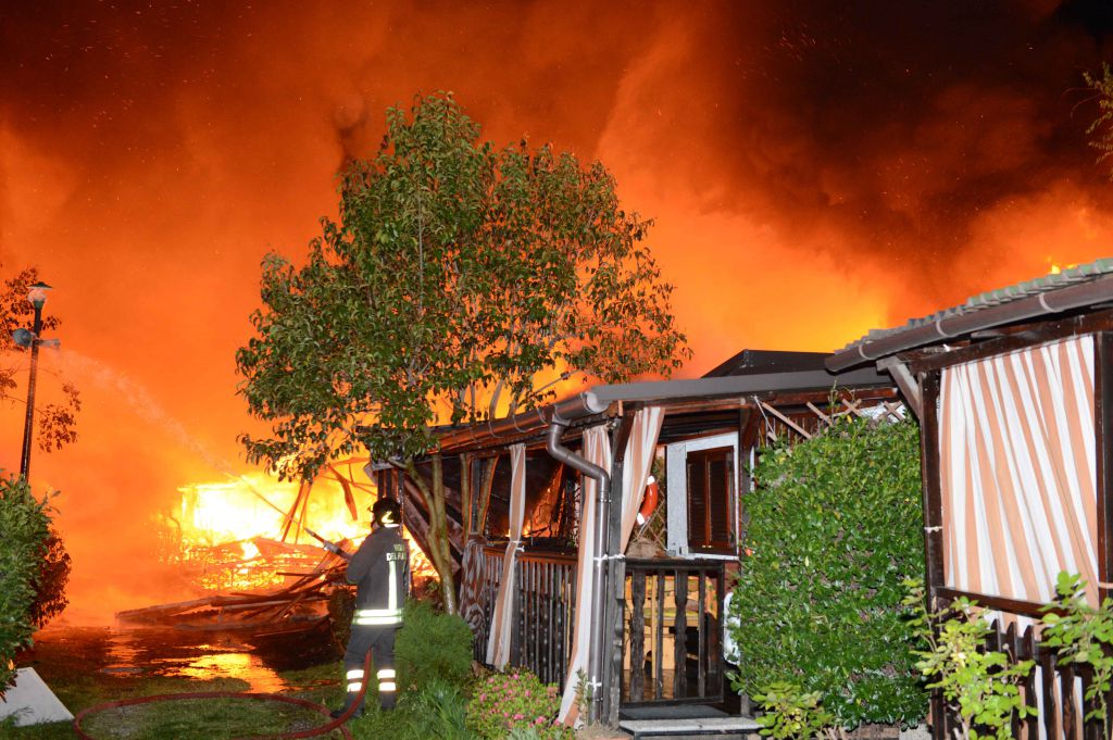 Colico: terrore in campeggio, rogo divora il Green Village ...