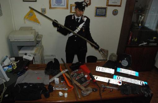 Carabinieri arnesi da scasso e targhe