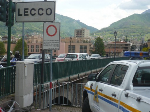 Protezione Civile chiusura pedonale ponte vecchio azzone 21 maggio 2013 (1)