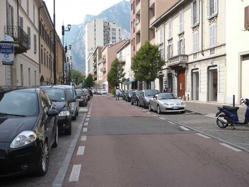 Via Azzone Visconti deserta