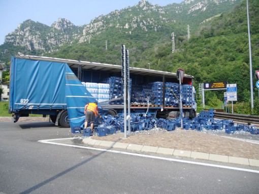 cronaca-15-7-13 tir perde carico Ballabio