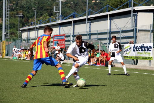 Davide Di Fiore (maglia bianconera) in dribbling su Locatelli (Scanzopedrengo)