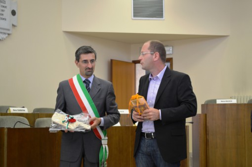 Festa_Coltelli_maniago_premana_2013_a DX SINDACO DI MANIAGO a Sx ASSESSORE Pomoni PREMANA