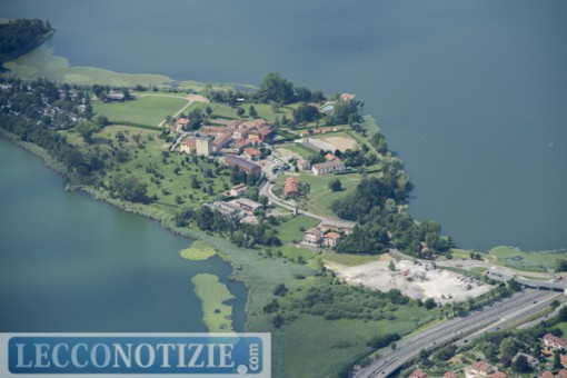 La località Isella di Civate stretta tra il lago e la SS36