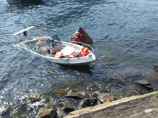 motoscafo incagliato sul lungolago (1)