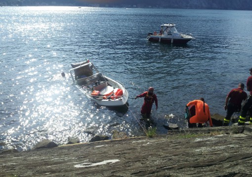 motoscafo incagliato sul lungolago (5)