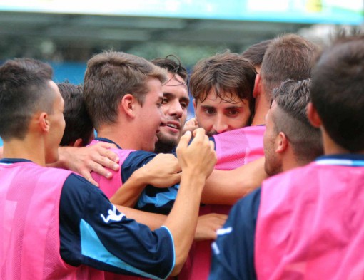 Riccardo Capogna in campo con la maglia bluceleste viene abbracciato dai compagni d squadra
