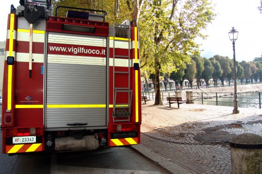 sversamento fogna lungo lago (1)