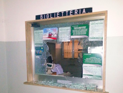 furto biglietteria stazione Calolzio (2)