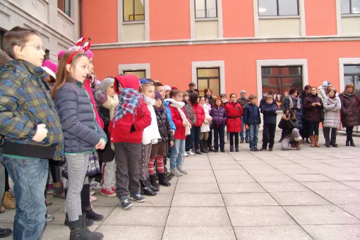 Primaria Acquate - festa - lavagne - siepe pace (2)