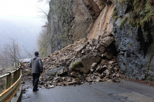 Bellano Taceno strada provinciale sp 62 ostruita da una grossa frana