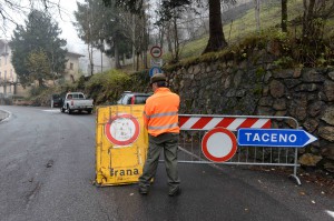 Bellano Taceno (Lc) strada provinciale sp 62 ostruita da una grossa frana