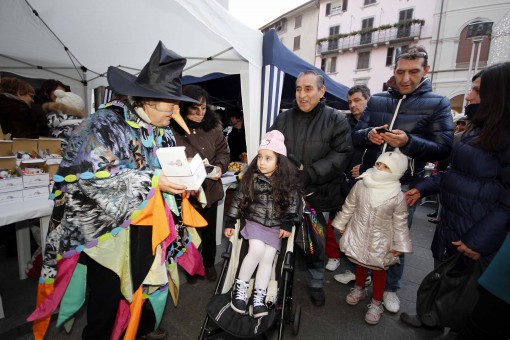 LECCO 6 GENNAIO 2014 - GIORNO DELLA BEFANA - ARRIVO E INCONTRO CON I BAMBINI IN PIAZZA XX SETTEMBRE