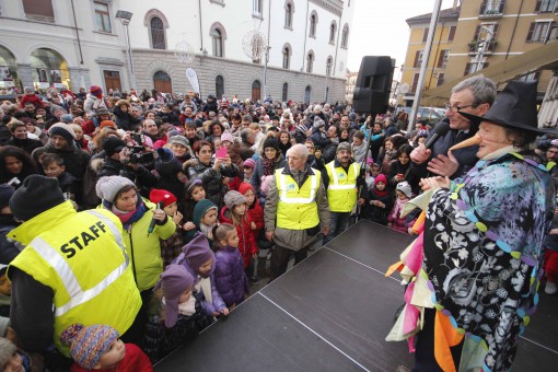 LECCO 6 GENNAIO 2014 - GIORNO DELLA BEFANA - ARRIVO E INCONTRO CON I BAMBINI IN PIAZZA XX SETTEMBRE