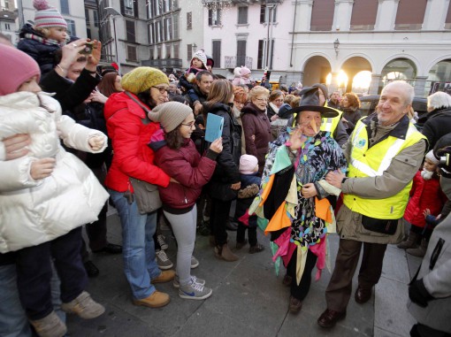 LECCO 6 GENNAIO 2014 - GIORNO DELLA BEFANA - ARRIVO E INCONTRO CON I BAMBINI IN PIAZZA XX SETTEMBRE
