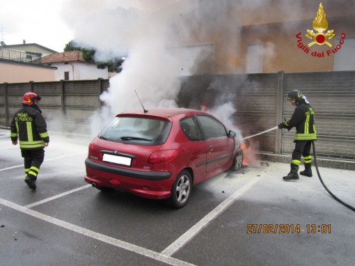 Oggiono auto incendio (2)