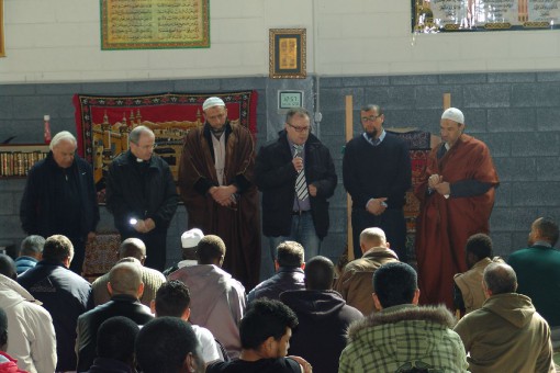 Chiuso - musulmani preghiera per sorelline uccise (1)