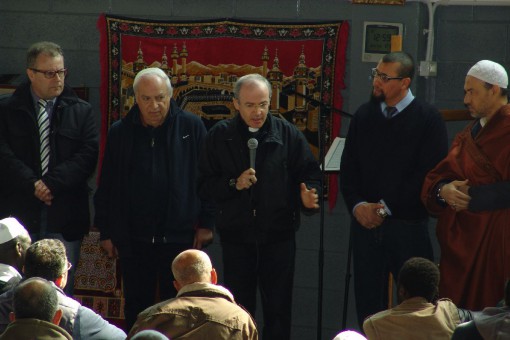 Chiuso - musulmani preghiera per sorelline uccise (2)