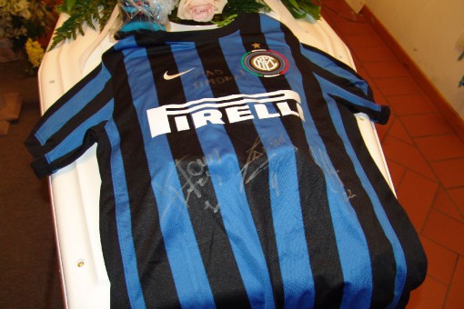 La maglia dell'Inter autografata dai giocatori per omaggiare Simona