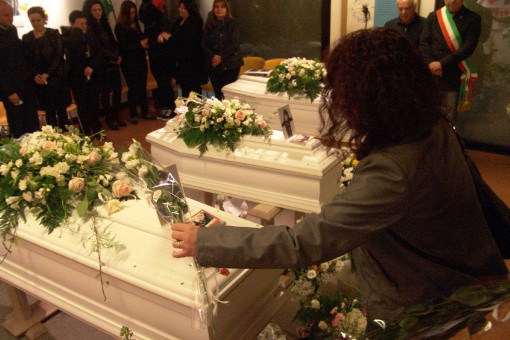 Ultimo saluto lecchese alle bimbe - Chiuso (2)