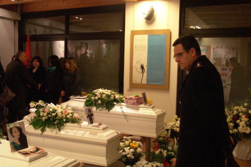 Il comandante dei carabinieri, Rocco Italiano, nell'ultimo saluto alle bimbe di Chiuso