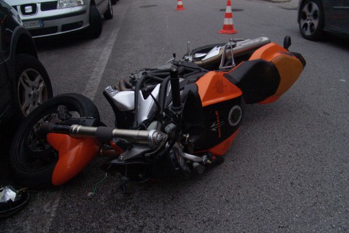 cade motociclista - via De Gasperi (2)