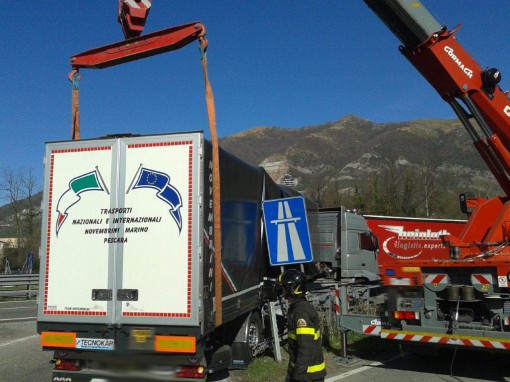 camion incastrato annone