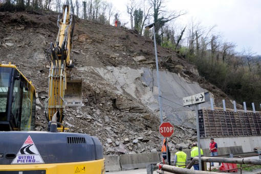 TORRE DE' BUSI = FRANA LUNGO LA SP177 ( STRADA PROVINCIALE 177 PER CAPRINO BERGAMASCO ) - STRADA INTERROTTA AL TRANSITO