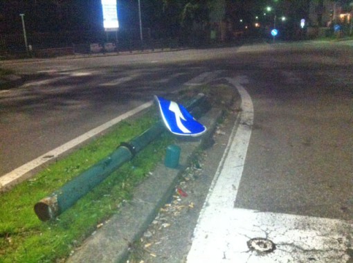 semaforo abbattuto - viale adamello (2)