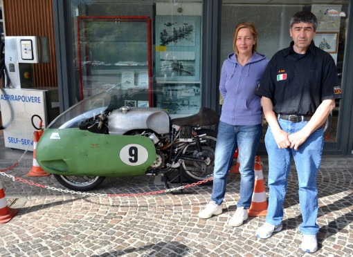 Massimo Riva e la moglie Lella in posa davanti all'"8 clindri" della Guzzi