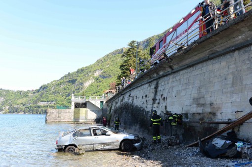 fiumelatte auto nel lago (2)