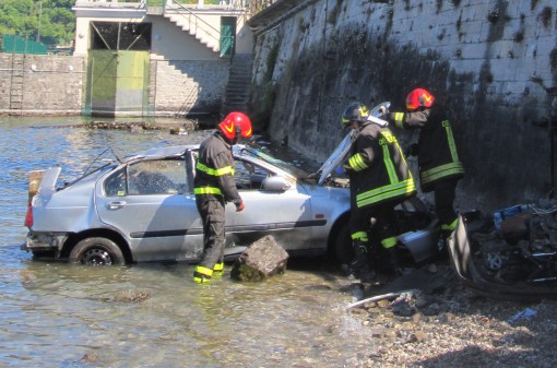 fiumelatte auto nel lago
