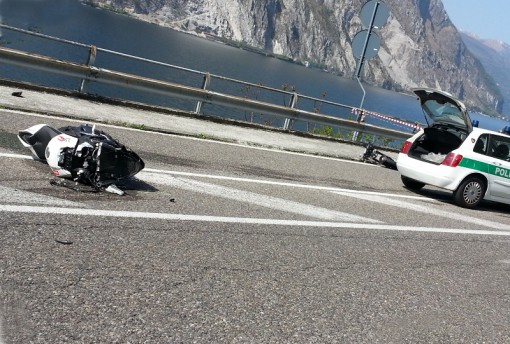incidente moto spezzata